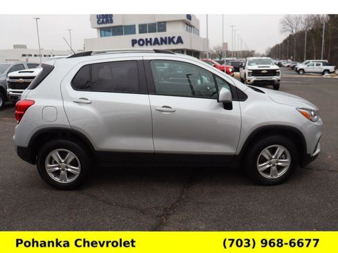 Used 2022 Chevrolet Trax LT w/ LT Convenience Package image 8