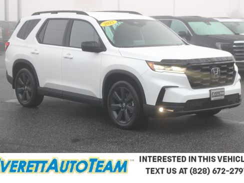 Used 2025 Honda Pilot Sport image 1