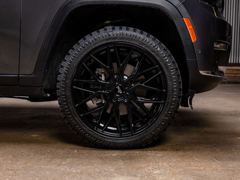 Used 2023 Jeep Grand Cherokee L Limited w/ Luxury Tech Group II image 12