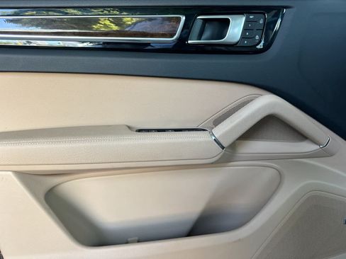 Certified 2023 Porsche Cayenne AWD/4WD image 12