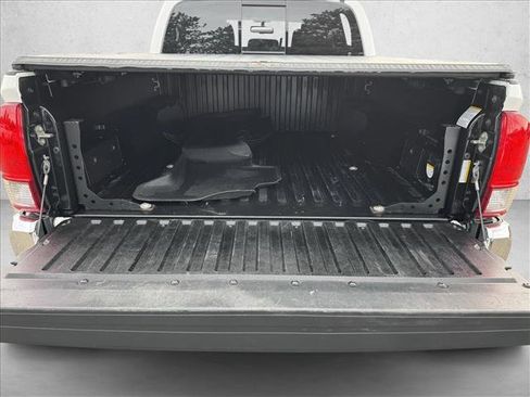 Used 2017 Toyota Tacoma TRD Off-Road w/ Tow Package (A/T) image 8