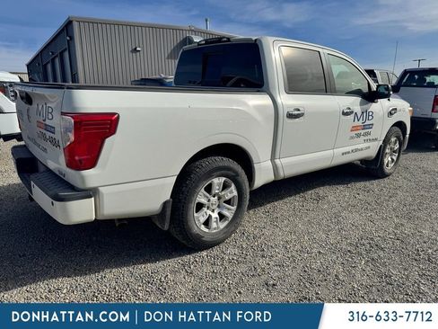 Used 2017 Nissan Titan SV image 3