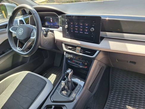 Certified 2025 Volkswagen Taos SE FWD image 25