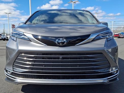 New 2026 Toyota Sienna Platinum image 2