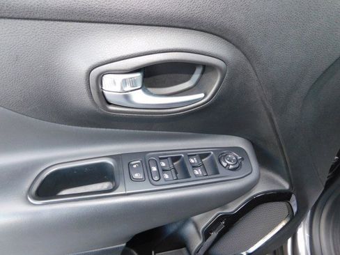 Used 2018 Jeep Renegade Altitude image 16