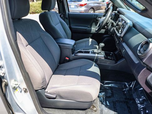 Used 2019 Toyota Tacoma TRD Off-Road AWD/4WD image 7
