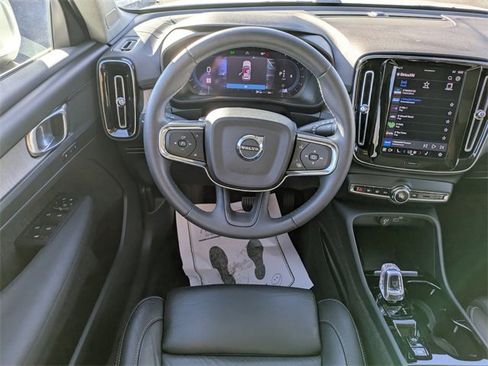 Used 2023 Volvo XC40 B5 Plus image 13