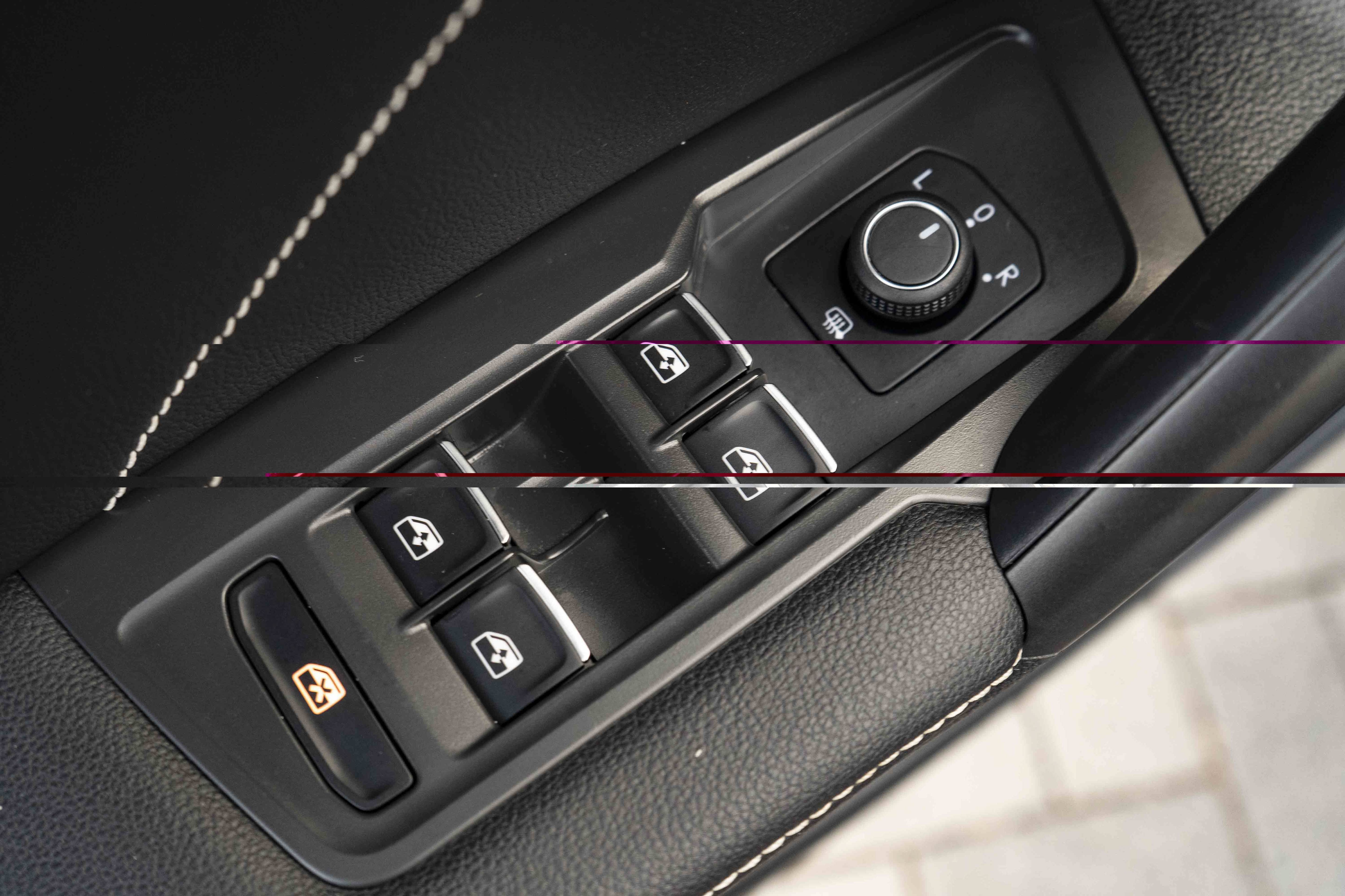 Certified 2023 Volkswagen Tiguan SE R-Line FWD image 31