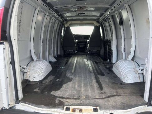 Used 2017 Chevrolet Express 2500 Extended RWD image 6