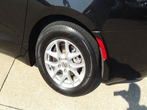 Used 2023 Chrysler Voyager LX image 9