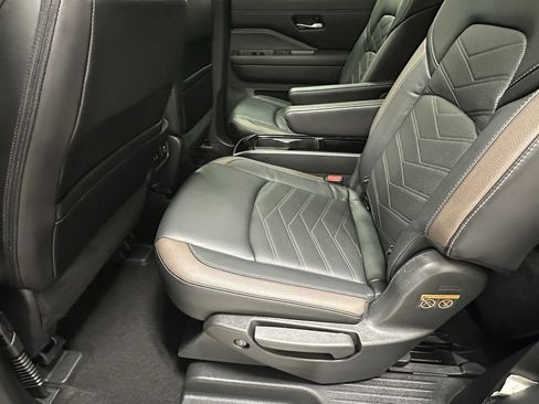 Used 2023 Nissan Pathfinder Platinum image 24