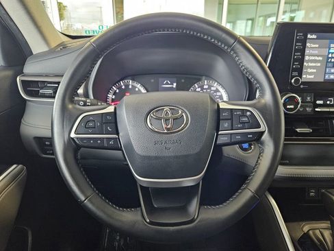 Used 2022 Toyota Highlander LE AWD/4WD image 14