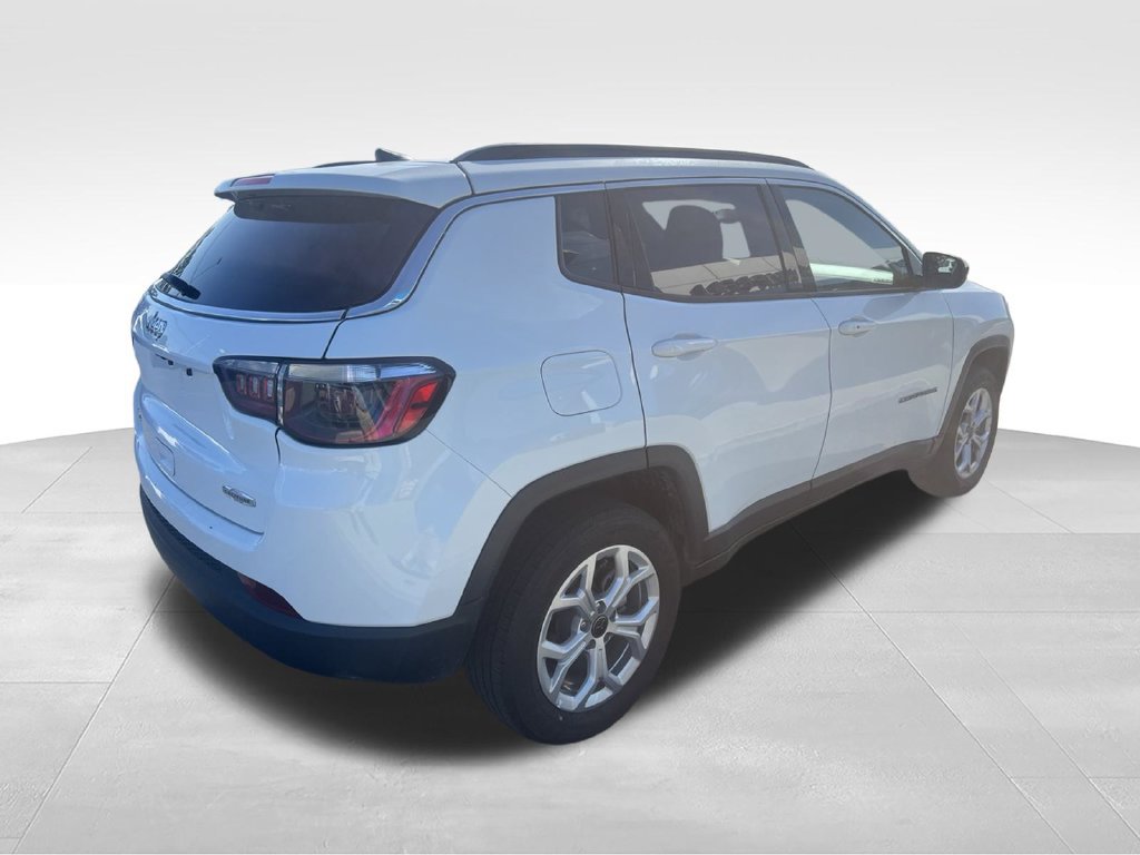 Used 2025 Jeep Compass Latitude w/ Sun & Sound Group AWD/4WD image 11