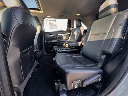Used 2018 Toyota Highlander XLE image 23