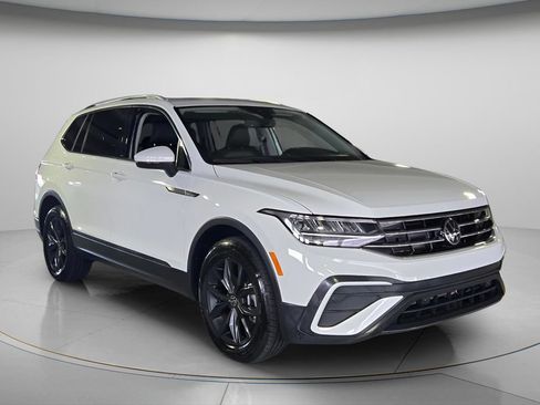 Certified 2024 Volkswagen Tiguan SE w/ Panoramic Sunroof Package FWD image 9