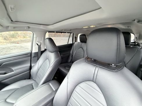Used 2024 Toyota Highlander XLE image 25