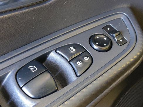 Used 2025 Nissan Versa SV FWD image 27