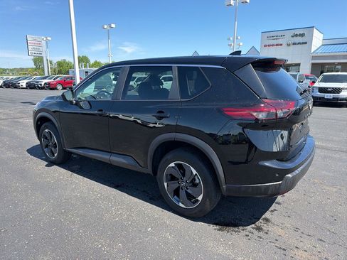 Used 2025 Nissan Rogue SV AWD/4WD image 3