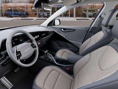 Certified 2025 Kia Niro SX Touring FWD image 17