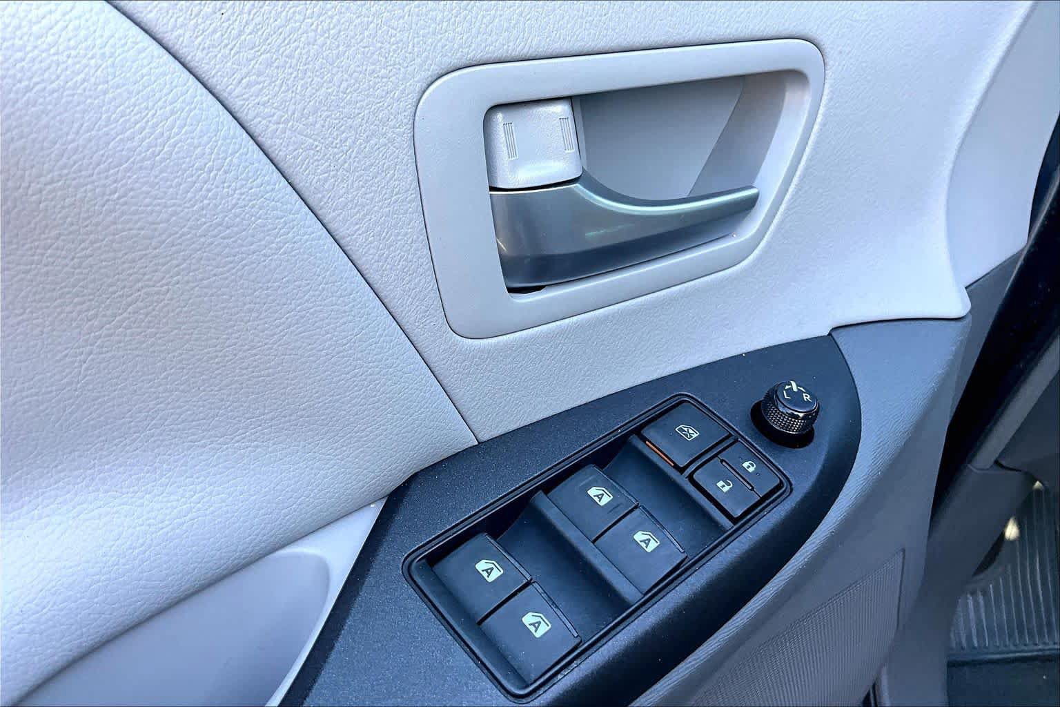 Certified 2017 Toyota Sienna LE FWD image 31