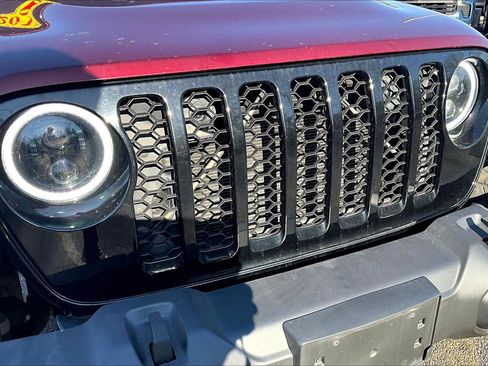 Used 2021 Jeep Gladiator Willys image 24
