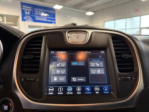 Used 2018 Chrysler 300 Limited AWD/4WD image 17