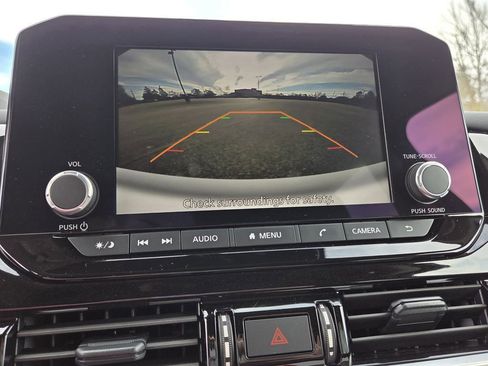 Used 2025 Nissan Pathfinder SV w/ SV Premium Package image 8