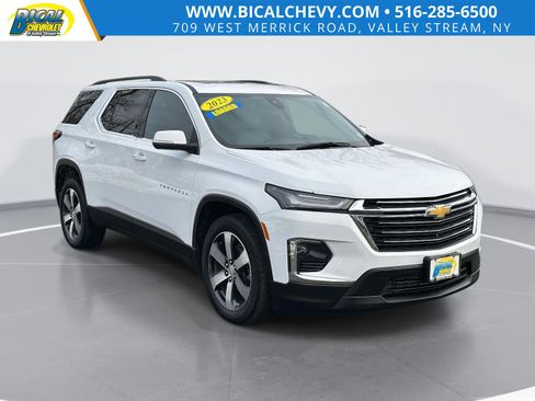 Certified 2023 Chevrolet Traverse LT w/ LT Premium Package image 1