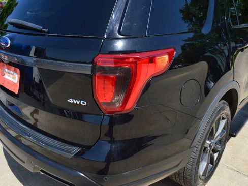 Used 2018 Ford Explorer XLT w/ Equipment Group 202A AWD/4WD image 10