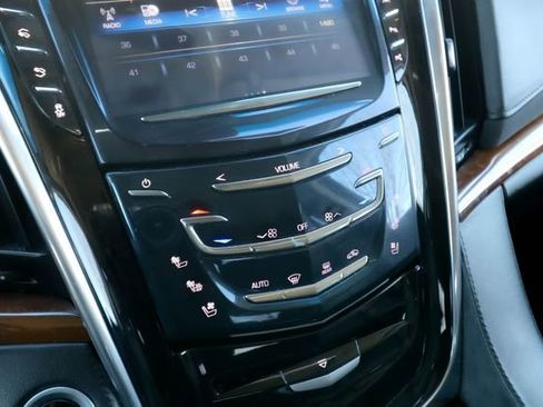 Used 2019 Cadillac Escalade Luxury AWD/4WD image 9