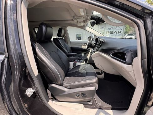 Used 2017 Chrysler Pacifica Limited FWD image 33
