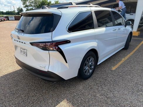 Used 2024 Toyota Sienna XLE FWD image 5