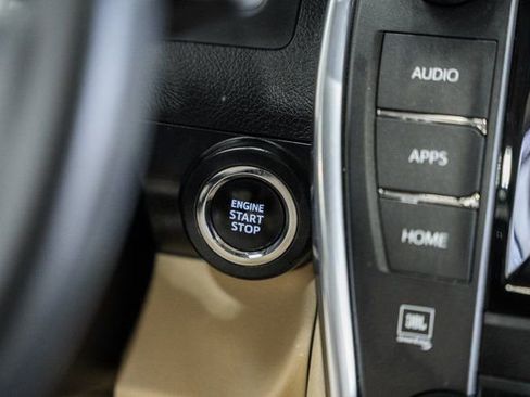 Used 2016 Toyota Camry XLE image 19