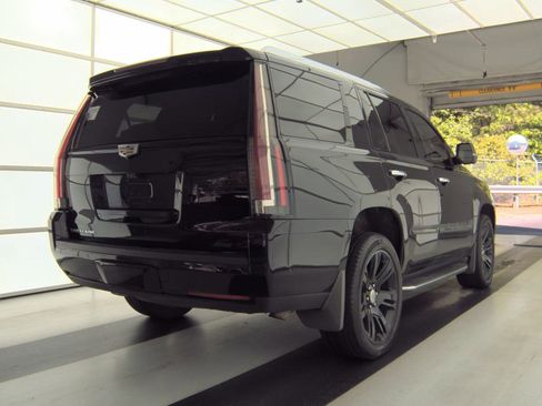 Used 2018 Cadillac Escalade Luxury AWD/4WD image 4