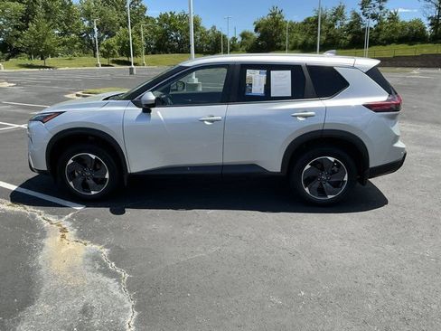 Used 2025 Nissan Rogue SV AWD/4WD image 9