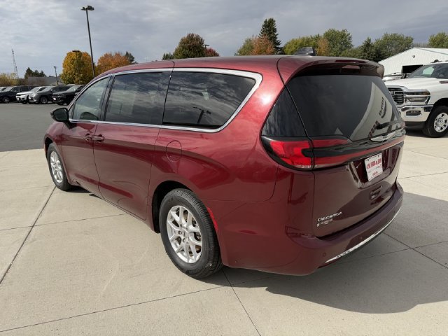 Used 2023 Chrysler Pacifica Touring-L FWD image 7