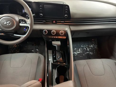 Used 2022 Hyundai Elantra SE FWD image 15