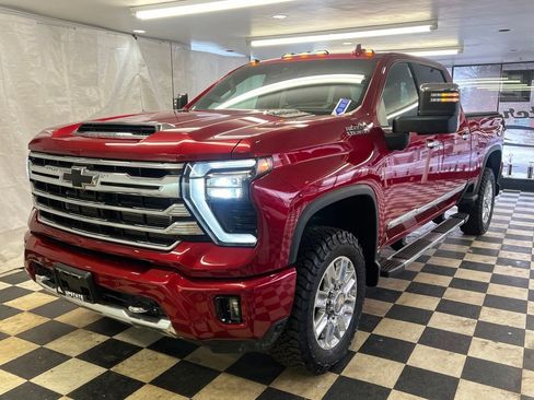 Used 2024 Chevrolet Silverado 2500 High Country w/ Technology Package AWD/4WD image 4
