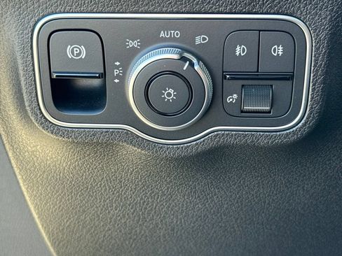 Used 2023 Mercedes-Benz GLB 250 image 22