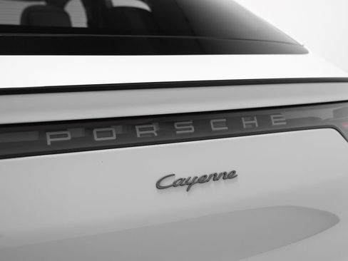 Certified 2023 Porsche Cayenne Platinum Edition image 18