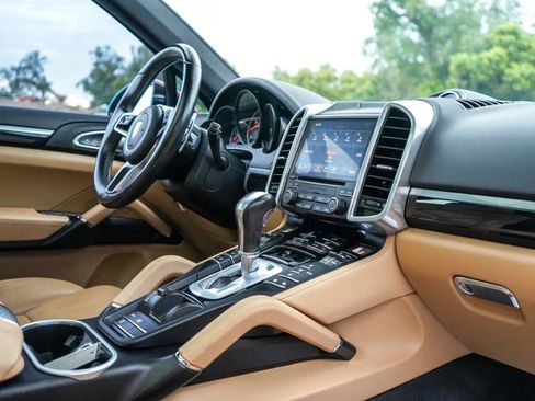 Used 2018 Porsche Cayenne Platinum Edition w/ Premium Package AWD/4WD image 14