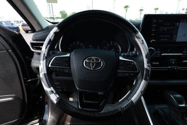 Used 2020 Toyota Highlander XLE AWD/4WD image 11