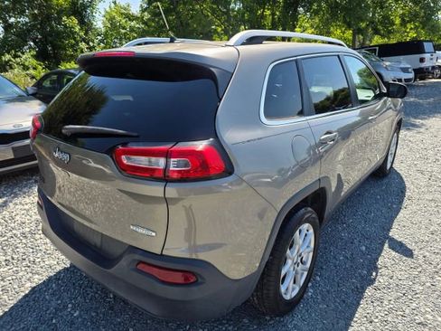 Used 2017 Jeep Cherokee Latitude w/ Cold Weather Group FWD image 5