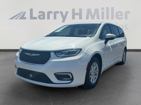 Used 2023 Chrysler Pacifica Touring-L FWD image 1