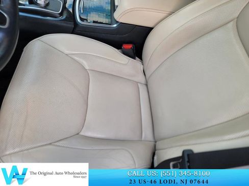 Used 2018 Chrysler 300 Limited image 12