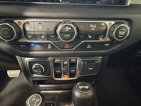 Used 2024 Jeep Wrangler Unlimited w/ Convenience Group AWD/4WD image 21