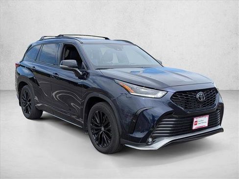 Used 2023 Toyota Highlander XSE FWD image 3