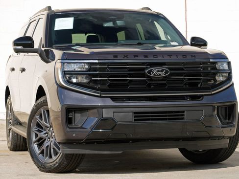 Used 2026 Ford Expedition Platinum w/ Stealth Appearance Package AWD/4WD image 4