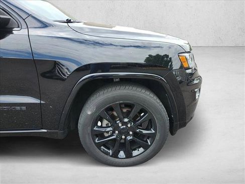 Used 2017 Jeep Grand Cherokee Altitude AWD/4WD image 5