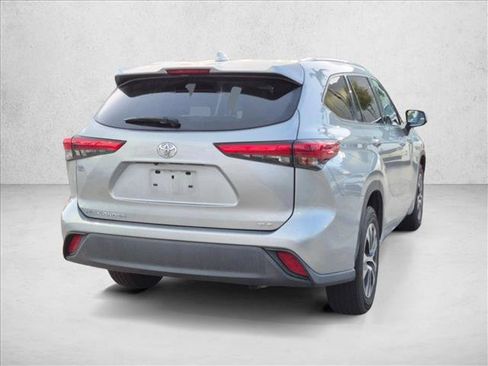 Used 2020 Toyota Highlander XLE FWD image 5